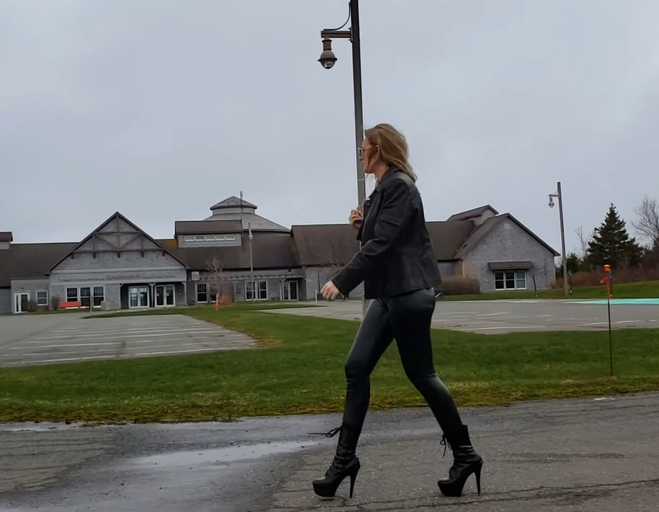 Can You Wear Leather Pants in the Summer? LeatherProfy